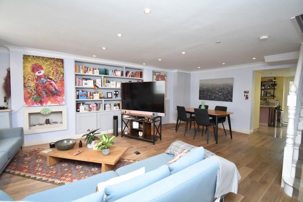 3 bed Detached for rent in London. From John D Wood & Co. Sales - Battersea 3 bed Detached for rent in London. From John D Wood & Co. Sales - Battersea
