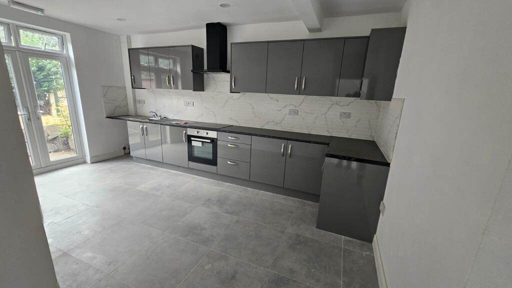 5 bed Semi Detached for rent in Smethwick. From JR Estates - Selly Park