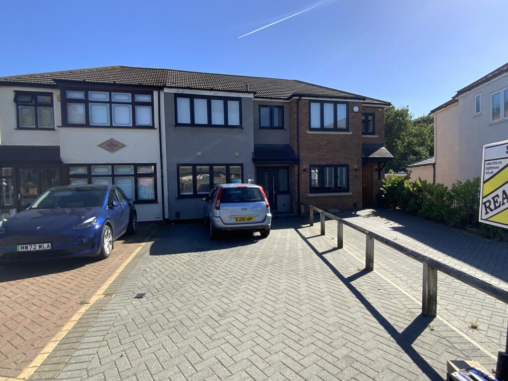 3 bed Mid Terraced House for rent in Hornchurch. From Readings Property Services - Elm Park - Lettings