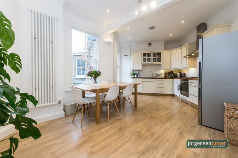 3 bed 1st Floor Flat for rent in Hammersmith. From Jorgensen Turner - Shepherds Bush Office
