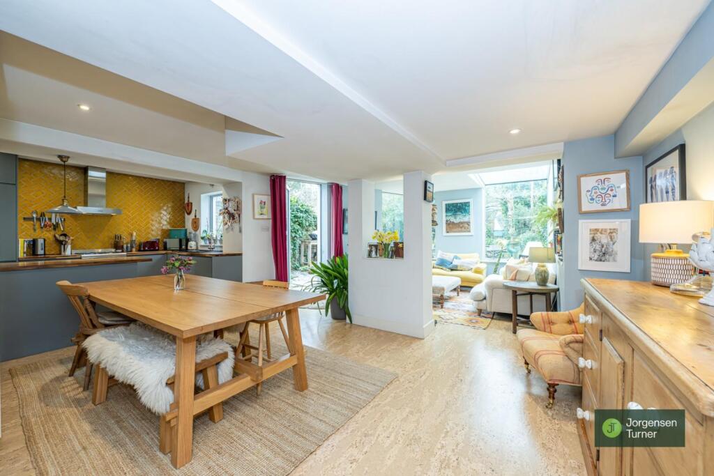 2 bed 1st Floor Flat for rent in Hammersmith. From Jorgensen Turner - Shepherds Bush Office