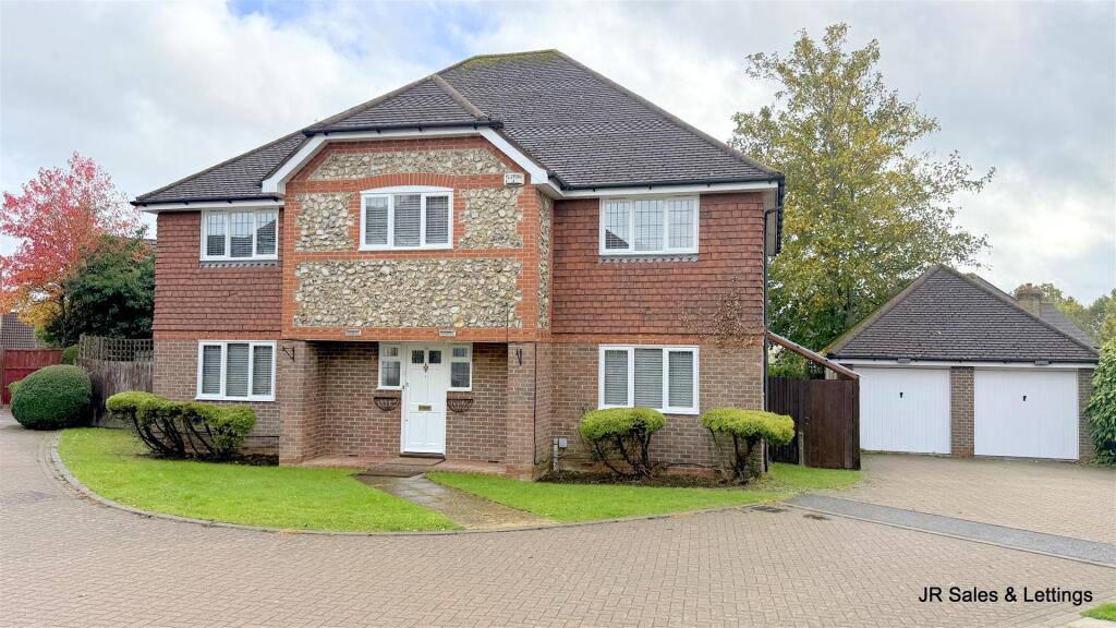 5 bed Detached for rent in Goff's Oak. From JR Property Services