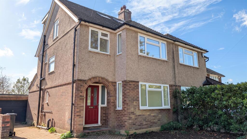 4 bed Town House for rent in Waltham Cross. From JR Property Services 4 bed Town House for rent in Waltham Cross. From JR Property Services