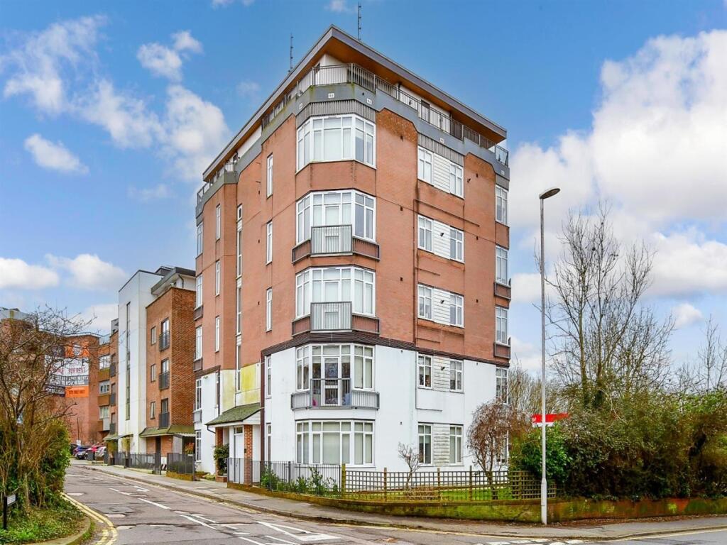 3 bed Penthouse for rent in East Grinstead. From Cubitt & West Residential Lettings - Crawley