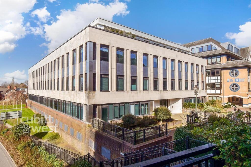 4 bed Apartment for rent in Horsham. From Cubitt & West Residential Lettings - Horsham 4 bed Apartment for rent in Horsham. From Cubitt & West Residential Lettings - Horsham