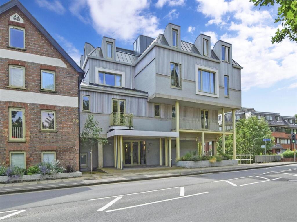 3 bed Apartment for rent in Horsham. From Cubitt & West Residential Lettings - Horsham 3 bed Apartment for rent in Horsham. From Cubitt & West Residential Lettings - Horsham