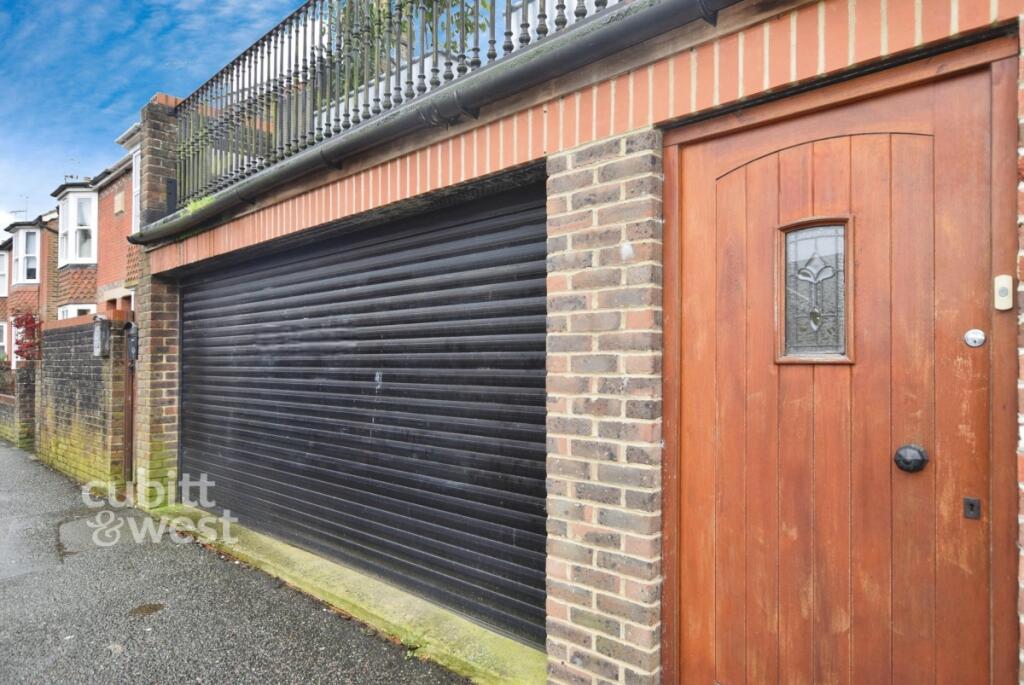 1 bed Annexe for rent in Tower Hill. From Cubitt & West Residential Lettings - Horsham