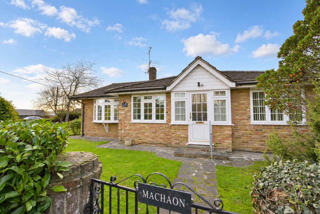 4 bed Detached bungalow for rent in Wyatt's Green. From Keith Ashton - Brentwood - Lettings 4 bed Detached bungalow for rent in Wyatt's Green. From Keith Ashton - Brentwood - Lettings
