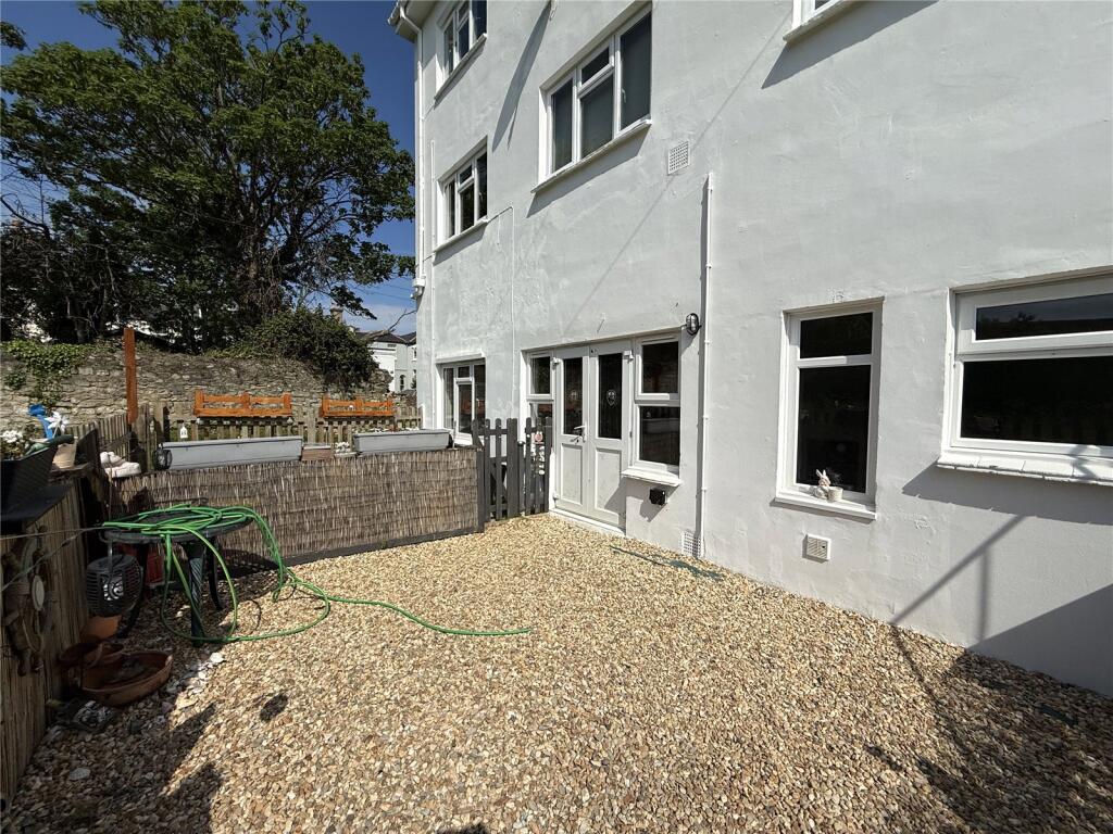 2 bed Apartment for rent in Ryde. From Island Lettings - Ryde