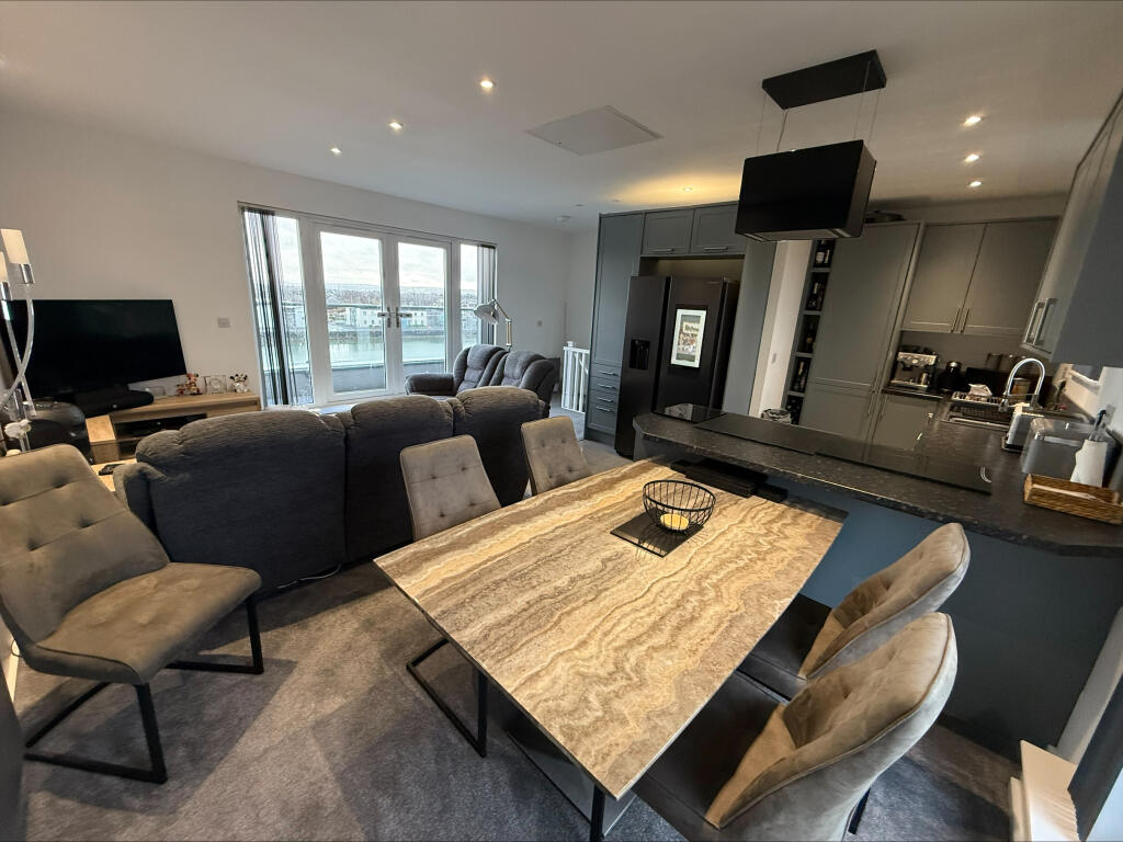 3 bed Penthouse for rent in Llanelli. From John Francis - Gorseinon