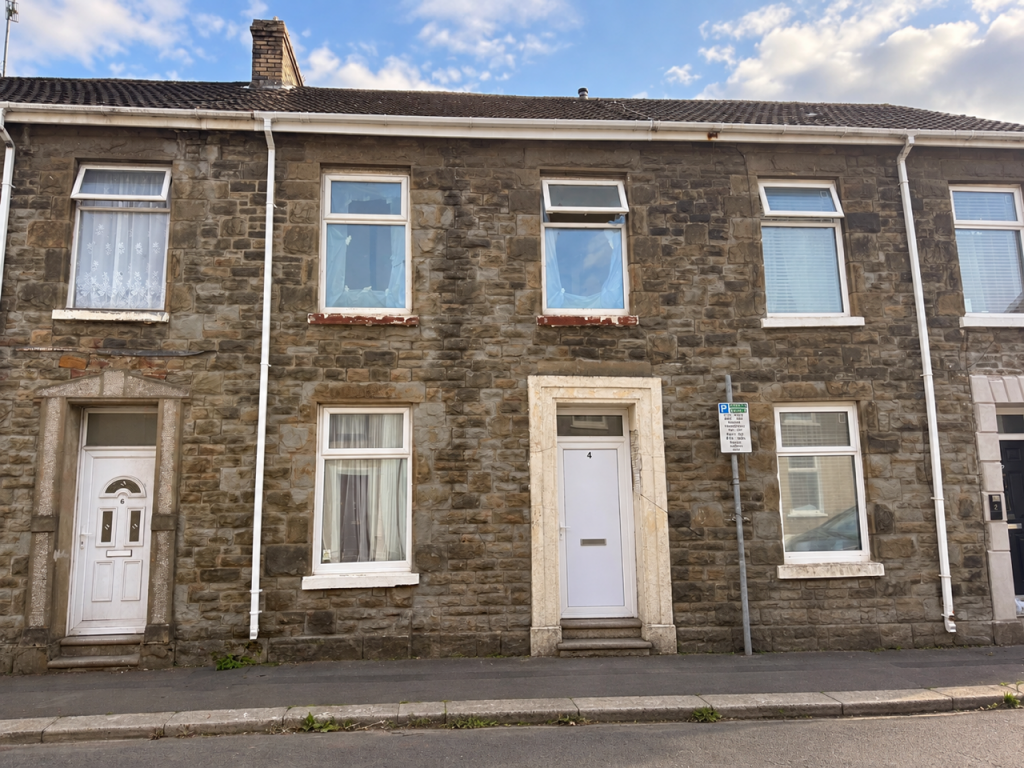 4 bed Mid Terraced House for rent in Llanelli. From John Francis - Gorseinon
