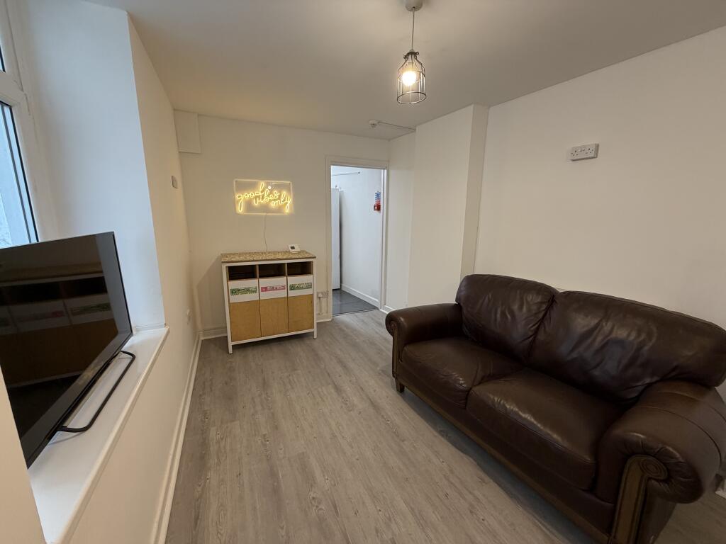 1 bed 1st Floor Flat for rent in Swansea. From John Francis - Swansea
