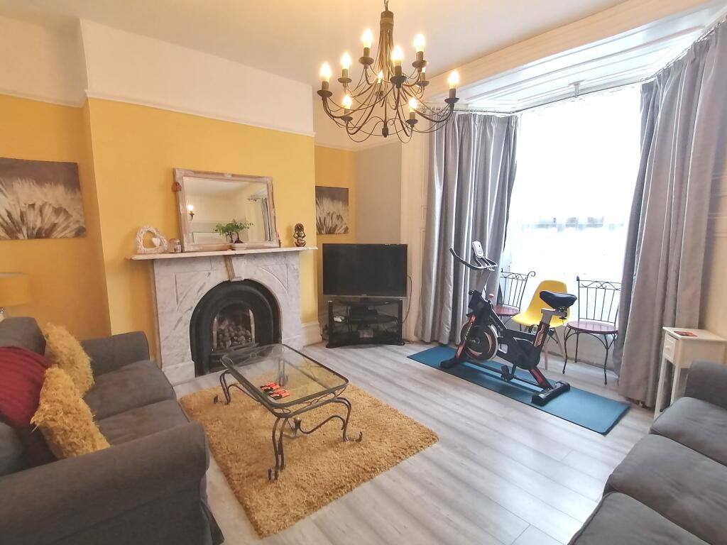 2 bed 1st Floor Flat for rent in Swansea. From John Francis - Swansea