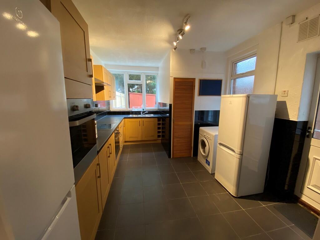 6 bed Mid Terraced House for rent in Southampton. From Kings Estates - Southampton