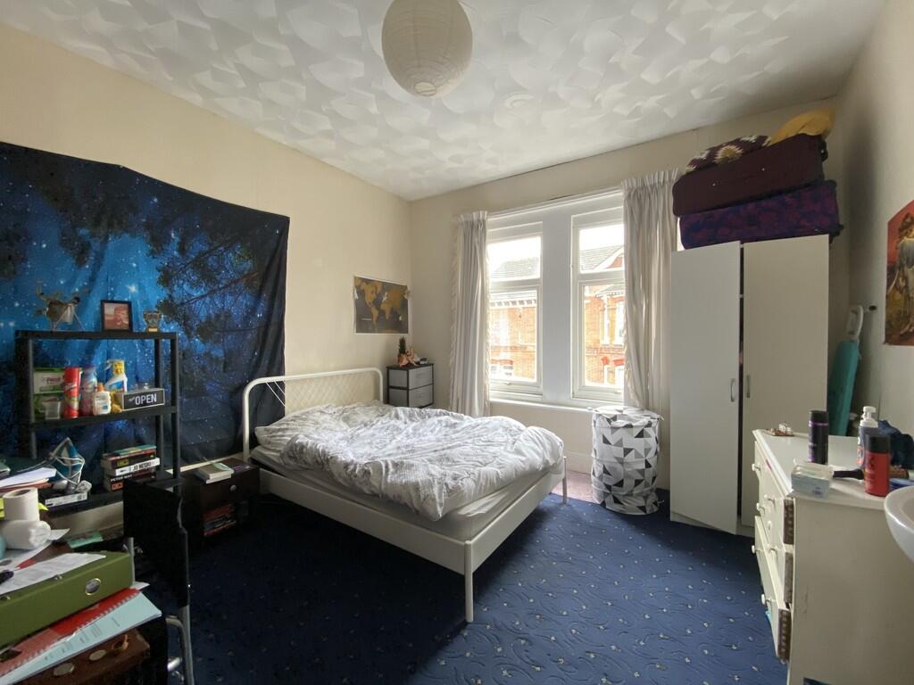 6 bed Mid Terraced House for rent in Southampton. From Kings Estates - Southampton