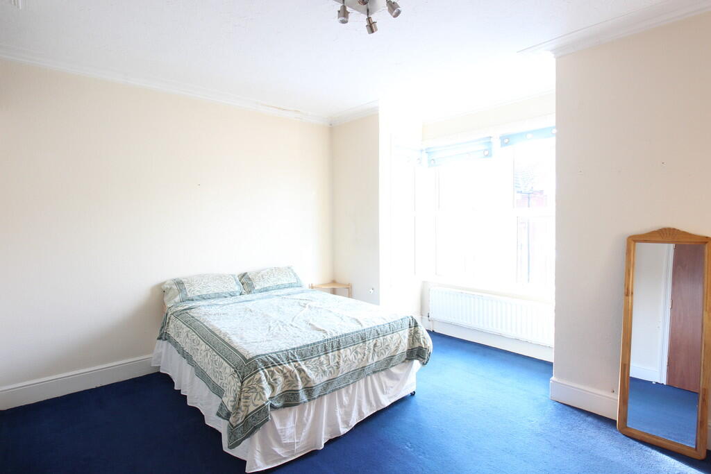 5 bed Mid Terraced House for rent in Southampton. From Kings Estates - Southampton