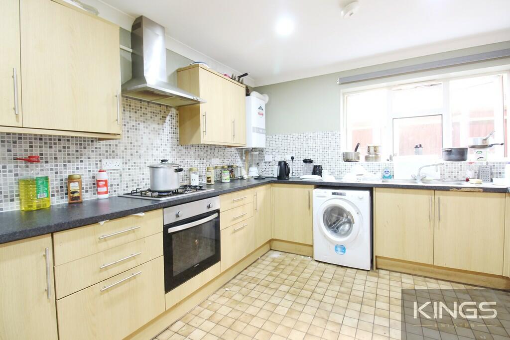6 bed Mid Terraced House for rent in Southampton. From Kings Estates - Southampton