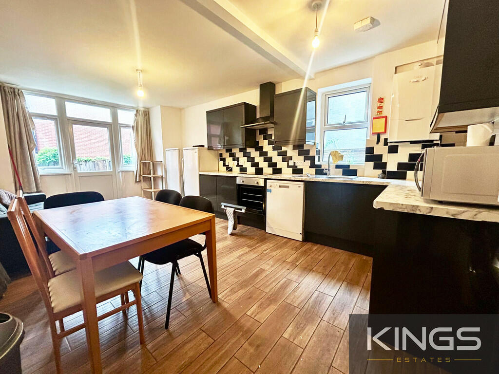 6 bed Mid Terraced House for rent in Southampton. From Kings Estates - Southampton