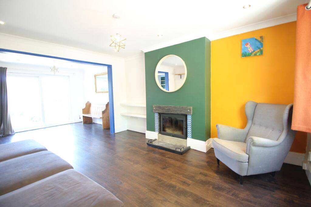 3 bed Mid Terraced House for rent in Penge. From Kingsbury Estate Agents - Thornton Heath
