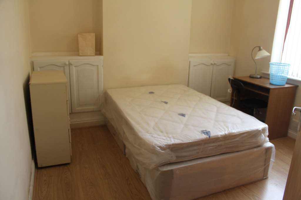 5 bed Mid Terraced House for rent in Cardiff. From Kingston Residential - Head Office