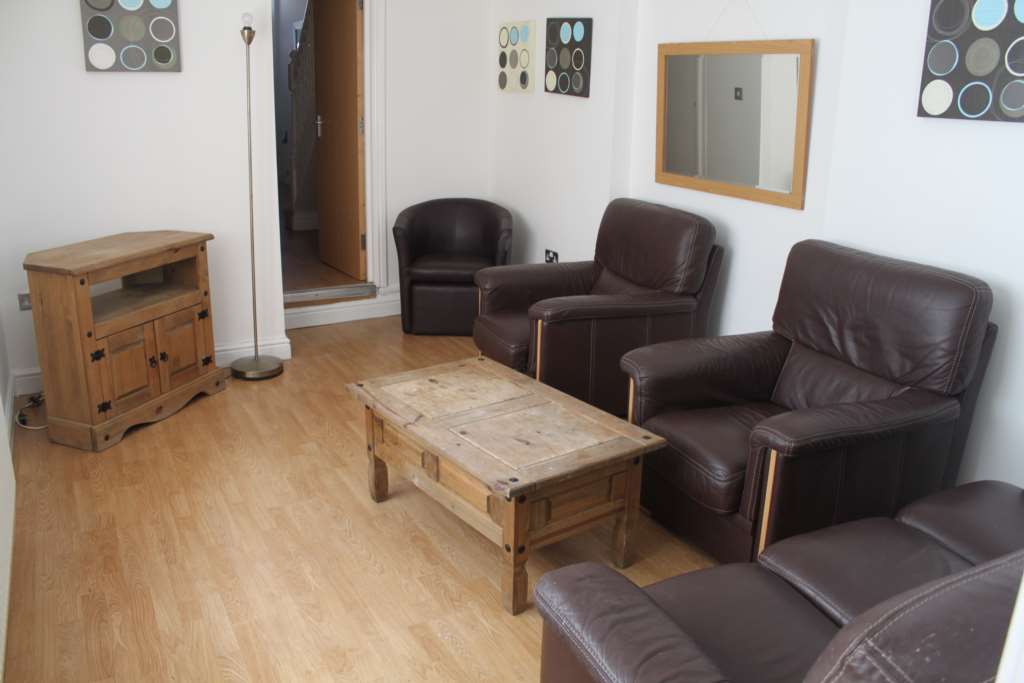5 bed Mid Terraced House for rent in Cardiff. From Kingston Residential - Head Office