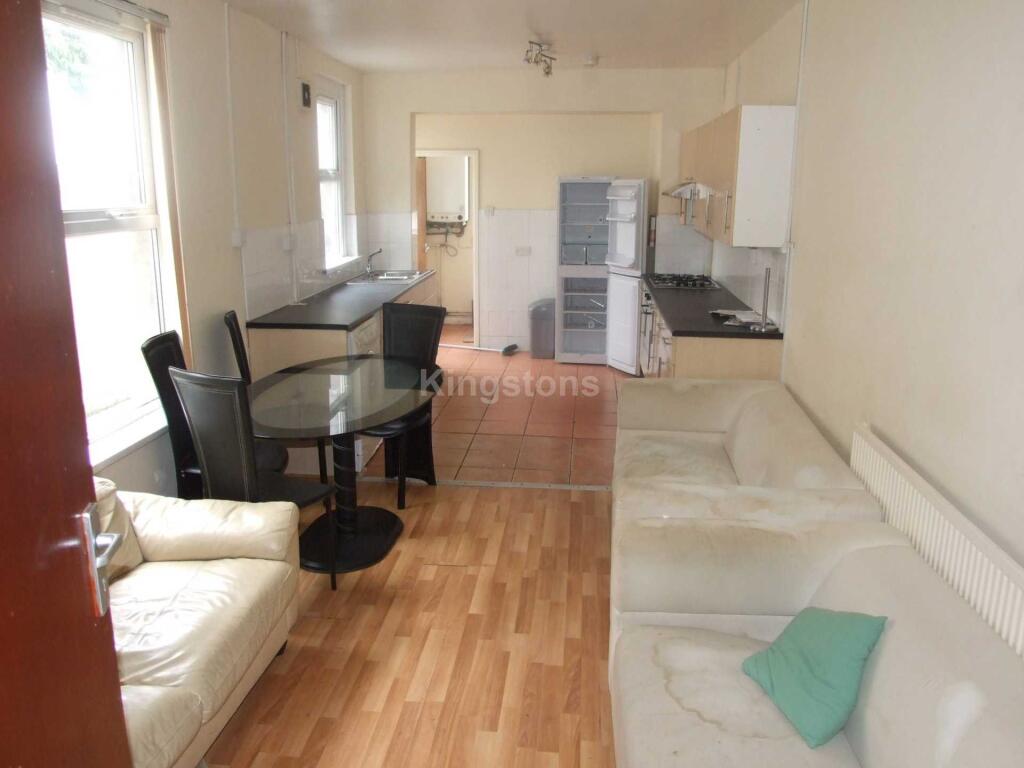 5 bed Mid Terraced House for rent in Cardiff. From Kingstons - Cardiff
