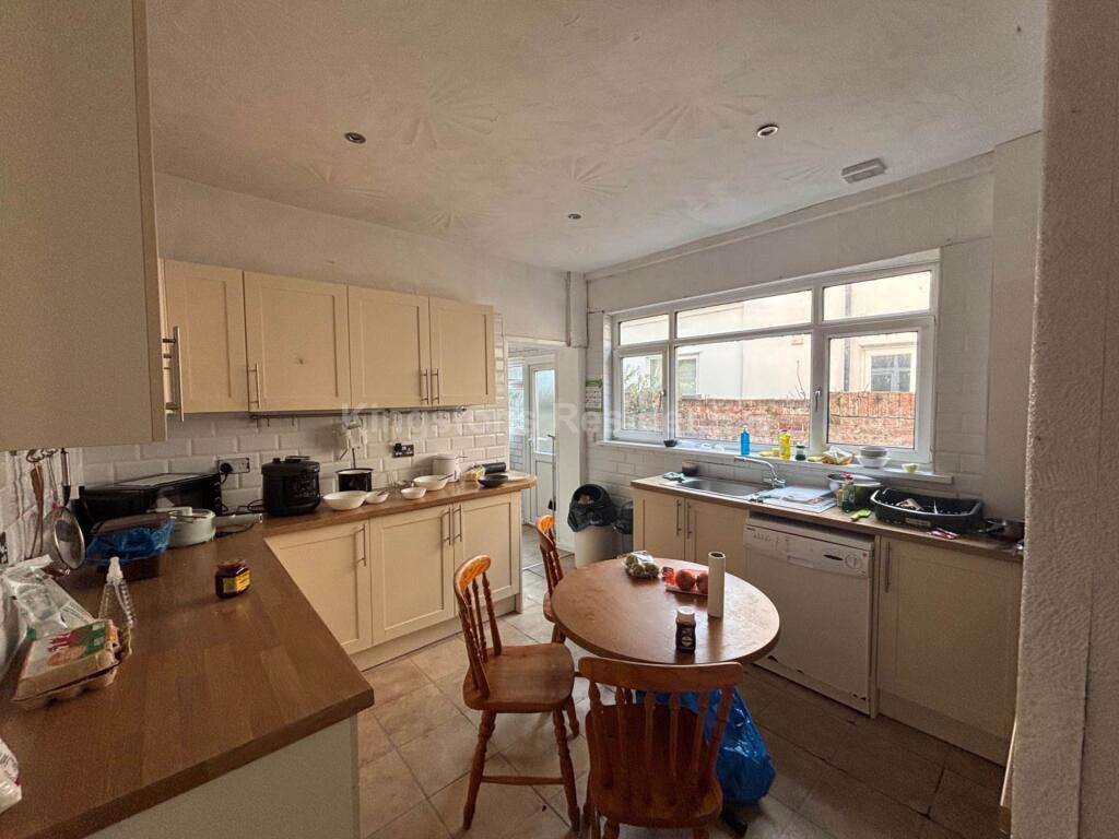5 bed Mid Terraced House for rent in Cardiff. From Kingstons - Cardiff 5 bed Mid Terraced House for rent in Cardiff. From Kingstons - Cardiff