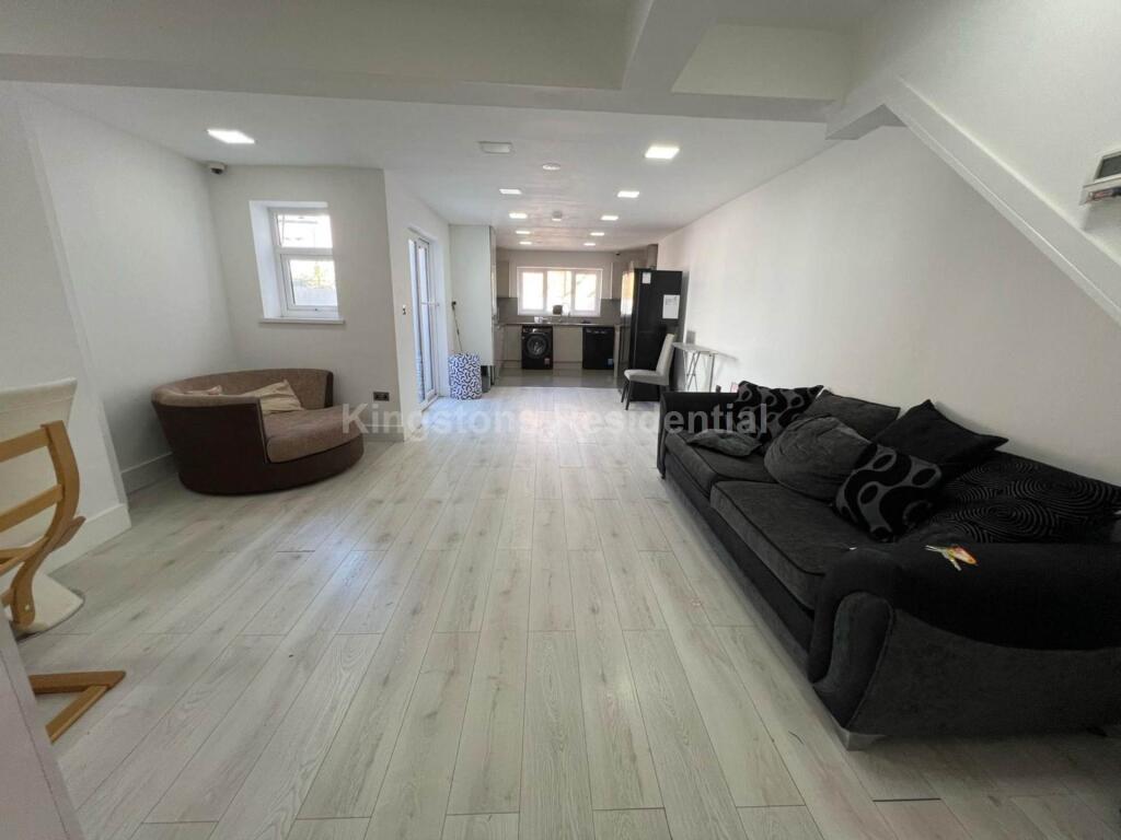 5 bed Mid Terraced House for rent in Cardiff. From Kingstons - Cardiff 5 bed Mid Terraced House for rent in Cardiff. From Kingstons - Cardiff