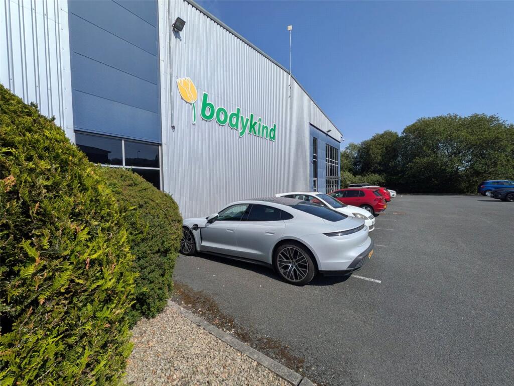 4 bed Dev Land - Leisure for rent in Oldham. From Kirkham Property - Chadderton