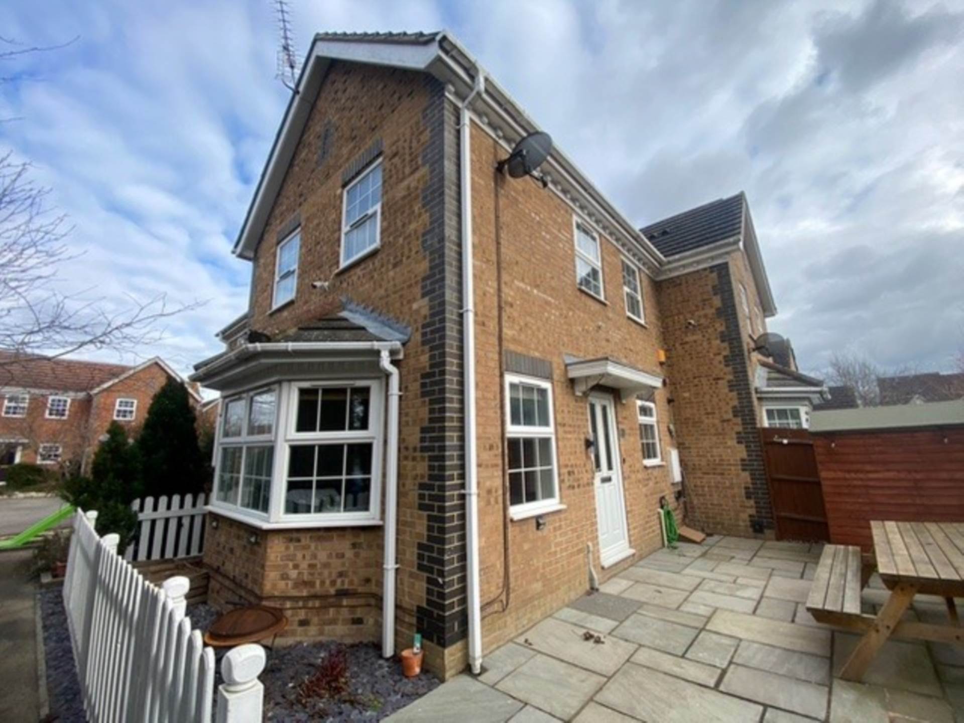 2 bed Semi-Detached House for rent in Aylesbury. From Knights Lettings - Boxmoor