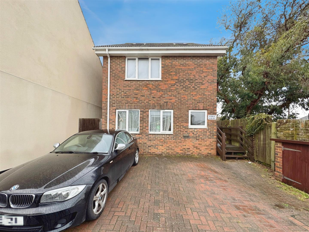 1 bed 1st Floor Flat for rent in Gillingham. From Lamborn and Hill Ltd - Sittingbourne