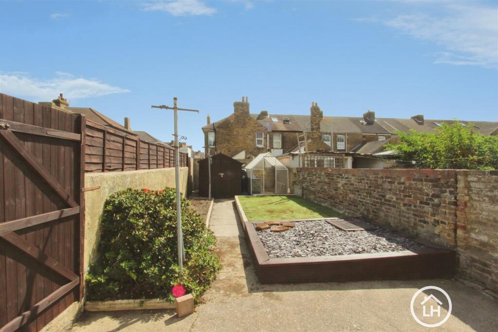 1 bed 1st Floor Flat for rent in Sheerness. From Lamborn and Hill Ltd - Sittingbourne