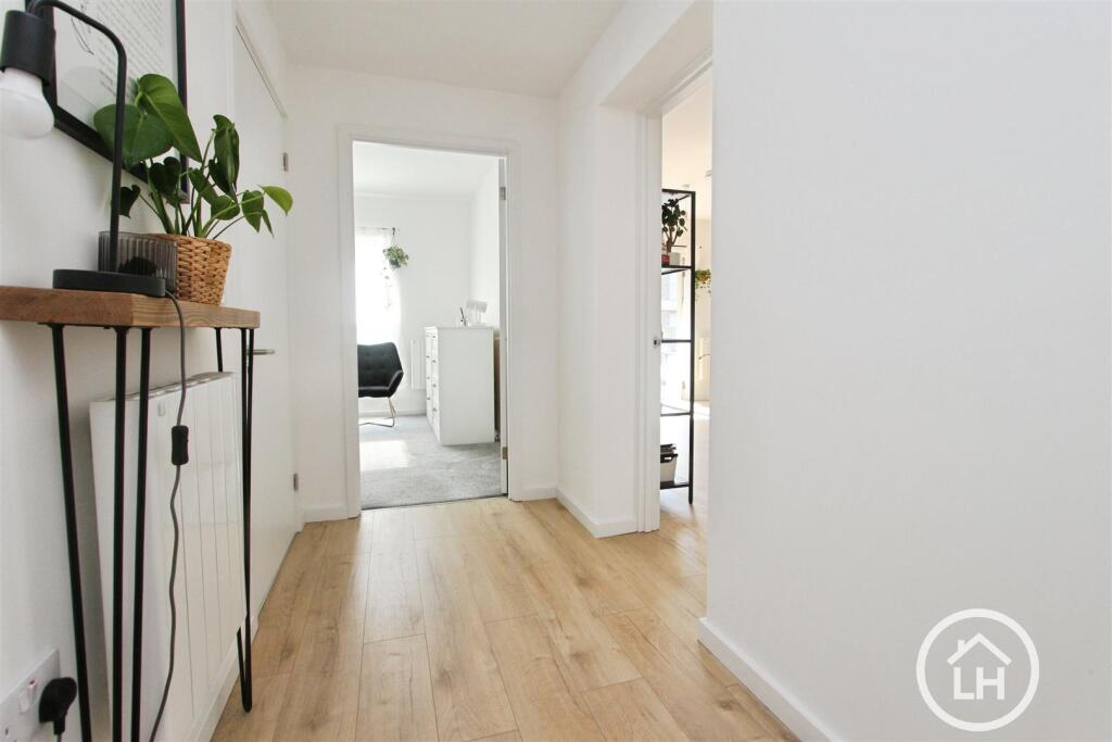 1 bed 1st Floor Flat for rent in Chatham. From Lamborn and Hill Ltd - Sittingbourne