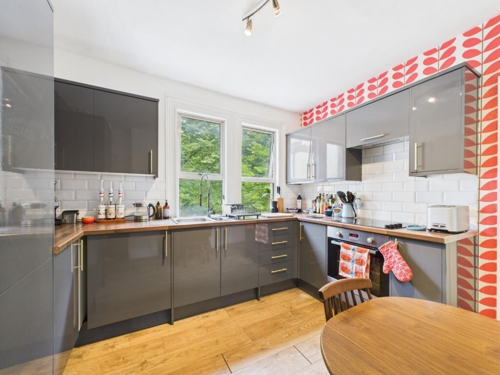 2 bed 1st Floor Flat for rent in Keston Mark. From Langford Russell - Bromley