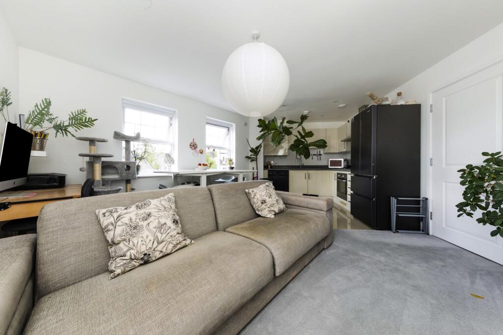 2 bed 1st Floor Flat for rent in Keston Mark. From Langford Russell - Bromley