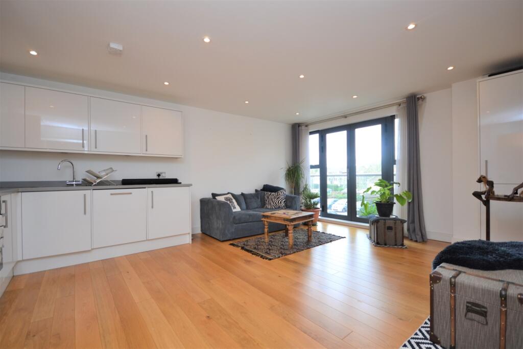 2 bed 1st Floor Flat for rent in Keston Mark. From Langford Russell - Bromley