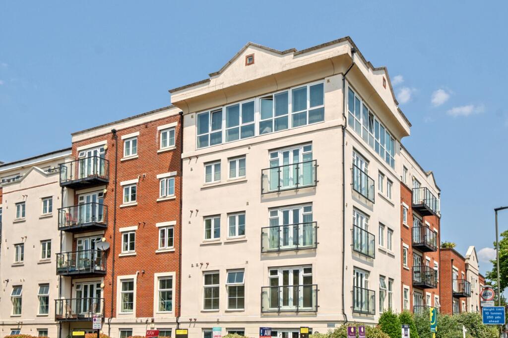 2 bed 1st Floor Flat for rent in Keston Mark. From Langford Russell - Bromley