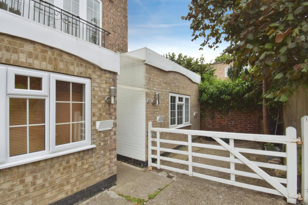 5 bed Town House for rent in Beckenham. From Langford Russell - Bromley