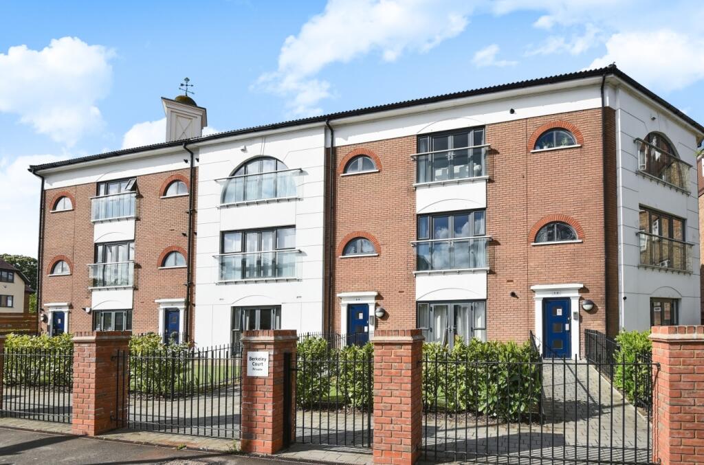 1 bed 1st Floor Flat for rent in Keston Mark. From Langford Russell - Bromley