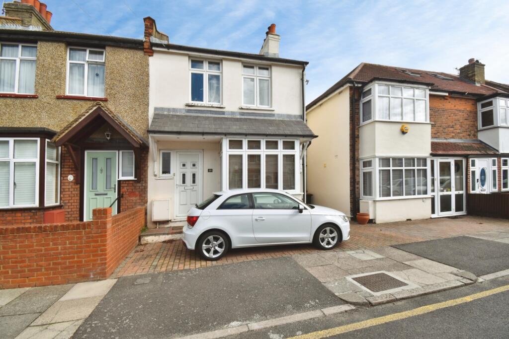 3 bed End of Terrace for rent in Keston Mark. From Langford Russell - Bromley 3 bed End of Terrace for rent in Keston Mark. From Langford Russell - Bromley