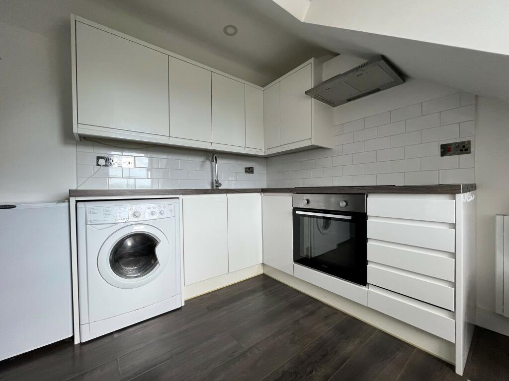 1 bed Flat for rent in Hurstpierpoint. From Leaders (Burgess Hill)