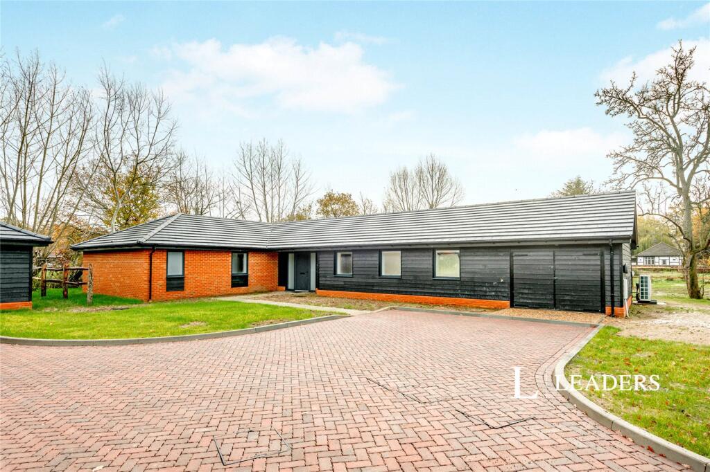 4 bed Bungalow for rent in Hookwood. From Leaders - Crawley