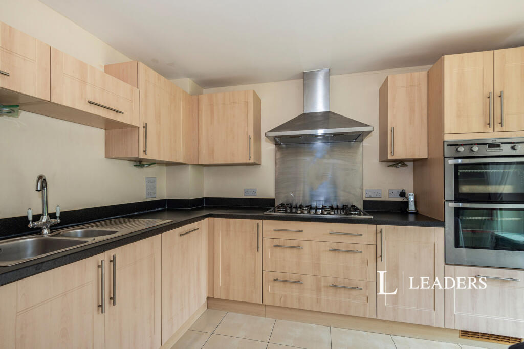 4 bed Detached for rent in Horley. From Leaders Lettings - Redhill