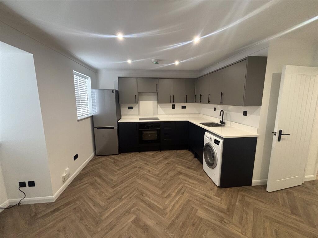 2 bed 1st Floor Flat for rent in Redhill. From Leaders Lettings - Redhill