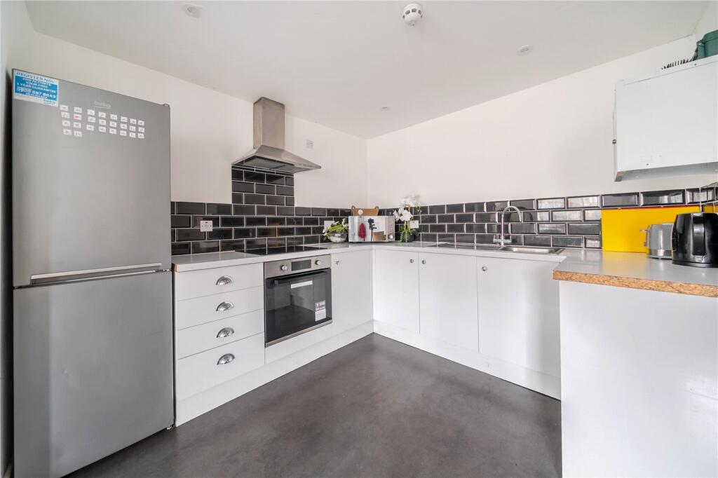 1 bed Detached for rent in Redhill. From Leaders Lettings - Redhill