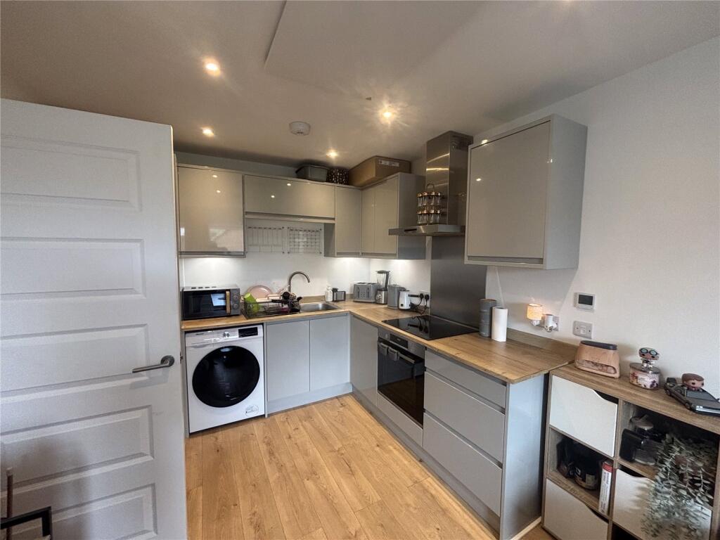 1 bed 1st Floor Flat for rent in Horley. From Leaders Lettings - Redhill