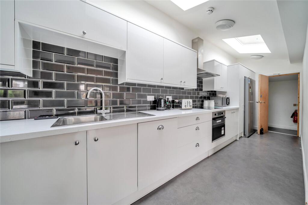 4 bed House Share for rent in Redhill. From Leaders Lettings - Redhill 4 bed House Share for rent in Redhill. From Leaders Lettings - Redhill