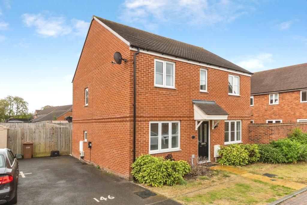 4 bed Detached for rent in Hookwood. From Leaders Lettings - Redhill