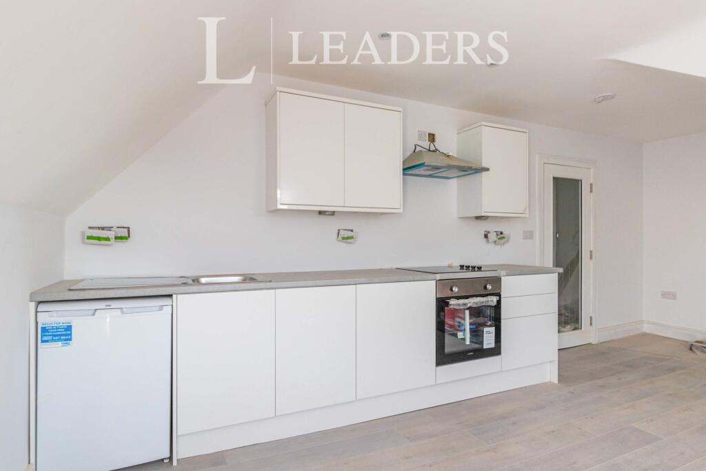 1 bed 1st Floor Flat for rent in Walton-on-Thames. From Leaders Lettings - Walton on Thames
