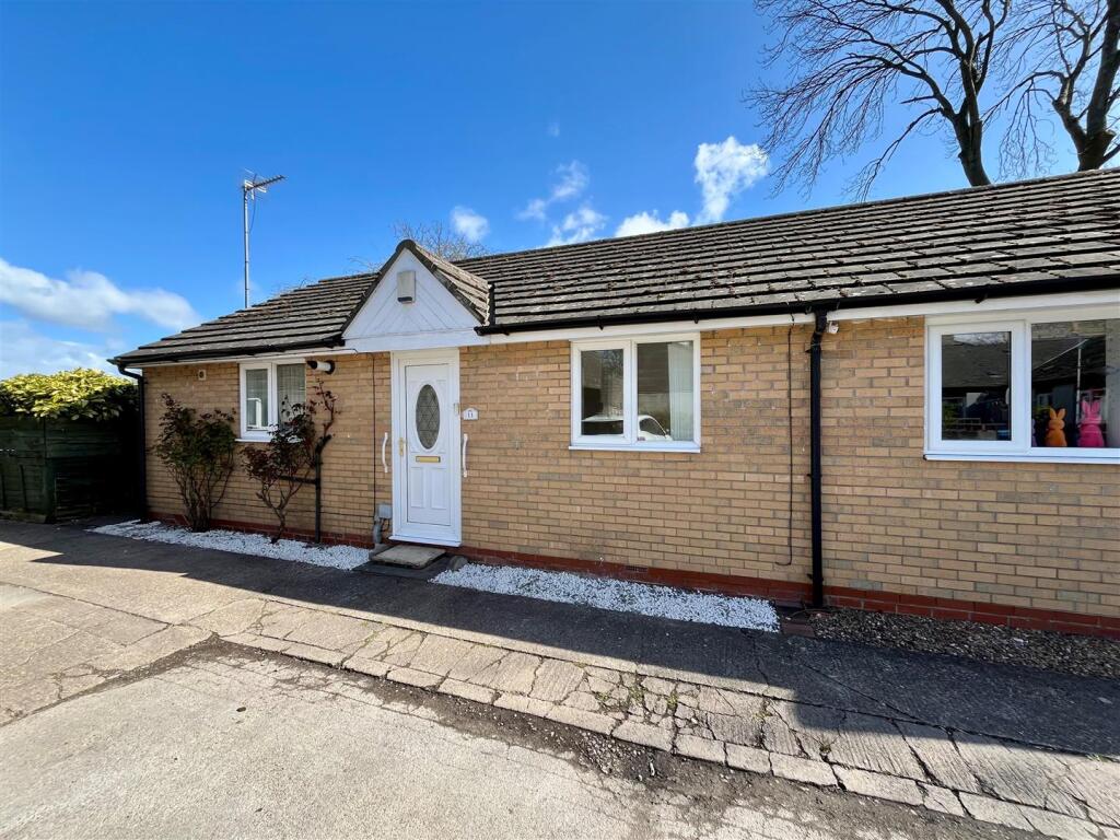 2 bed Semi-detached bungalow for rent in Hull. From Leonards - Hull